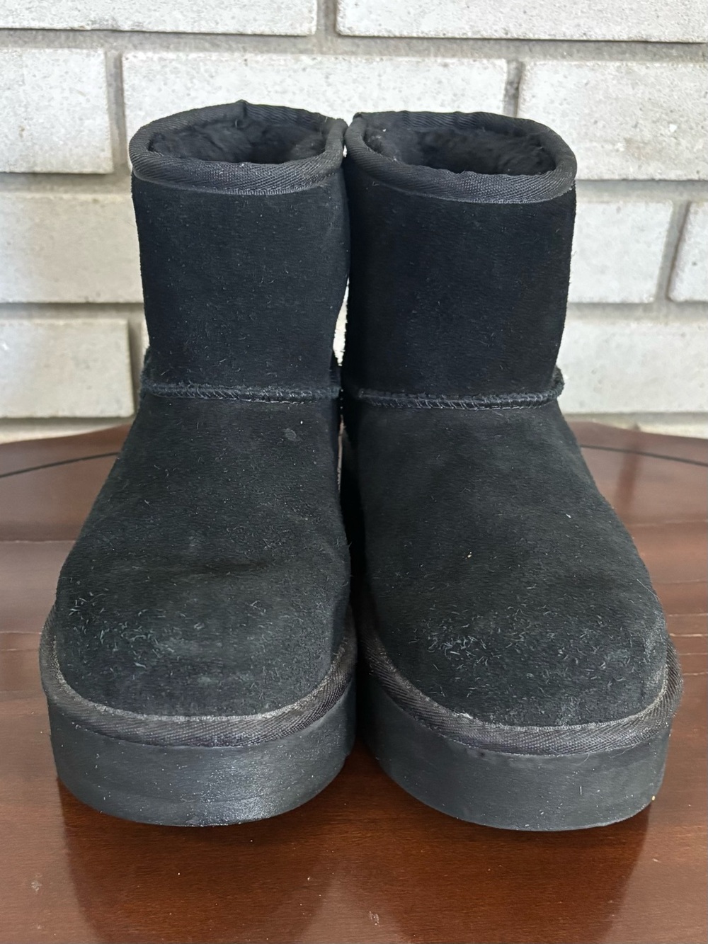 UGG woman/kid Black classic mini platform.